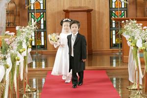 カラージュエリーの婚約指輪を探すなら